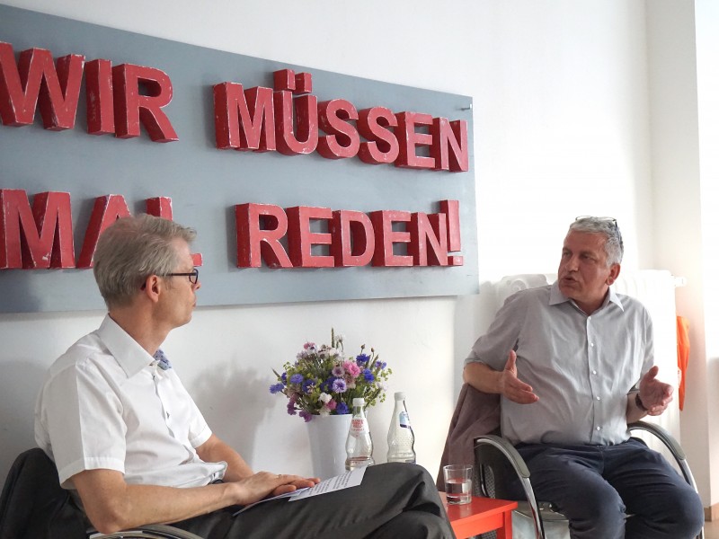 "Wir müssen mal reden!" mit Dr. Roland Scherer vom Desert Flower Center im Krankenhaus Waldfriede